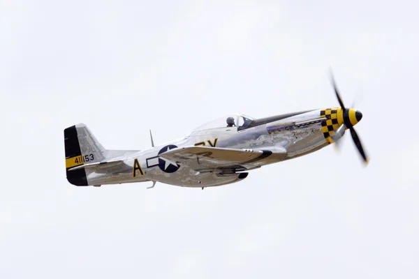 Airplane WWII P-51 Mustang fighter flying at 2016 Planes of Fame Air Show — Stock Photo, Image