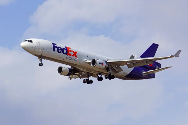 Avião Jet FedEX aterrissando no Aeroporto Internacional de Ontário fora de Los Angeles, Califórnia — Fotografia de Stock