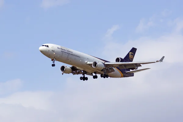 Τζετ Ups αεροπλάνο προσγείωση στο Διεθνές Αεροδρόμιο Οντάριο έξω από το Λος Άντζελες, Καλιφόρνια — Φωτογραφία Αρχείου