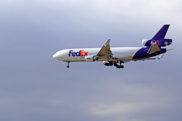 Самолёт Jet FedEX приземлился в международном аэропорту Онтарио за пределами Лос-Анджелеса, Калифорния
