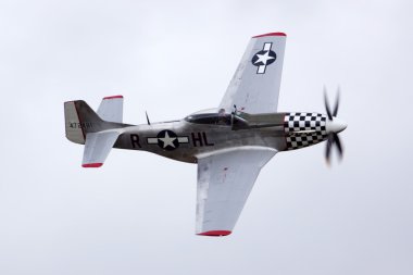 Air Show'da uçan uçak vintage WWII P-51 Mustang uçak