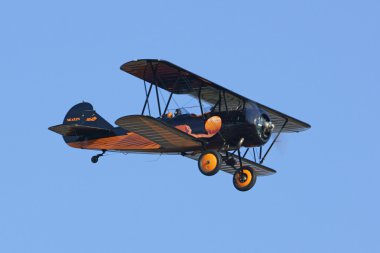 Uçak vintage BI-uçak alacakaranlık hava gösterisi uçan