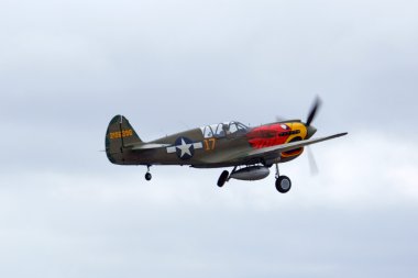 Uçak İkinci Dünya Savaşı vntage P-40 Warhawk kalkış