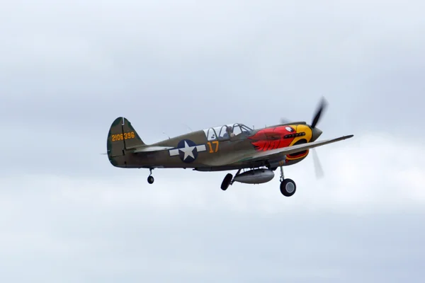 Airplane WWII vntage P-40 Warhawk take-off — Stock Photo, Image