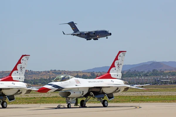 Jet USAF C-17 Aterragem de transporte global com Thunderbirds F-16 em primeiro plano — Fotografia de Stock