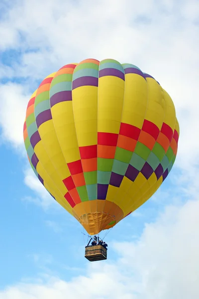 Balão de ar quente flutua sobre vinhas de vinho e pomares durante o Temecula Balloon and Wine Festival na Califórnia. Este evento anual conta com 2 dias de passeios de balão matinais, festival de música e degustação de vinhos . — Fotografia de Stock