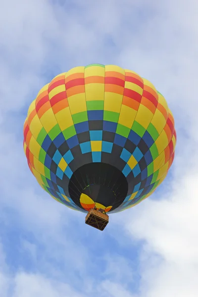 La montgolfière flotte au-dessus des vignobles et des vergers de vin pendant le Temecula Balloon and Wine Festival en Californie. Cet événement annuel propose 2 jours de balades en ballon le matin, festival de musique et dégustation de vin . — Photo