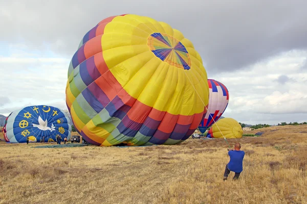 El globo aerostático flota sobre viñedos y huertos de vino durante el Festival de Globos y Vinos Temecula en California. Este evento anual cuenta con 2 días de paseos en globo por la mañana, festival de música y cata de vinos . —  Fotos de Stock