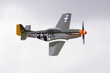 Uçak WWII P-51 Mustang hava gösterisi uçan