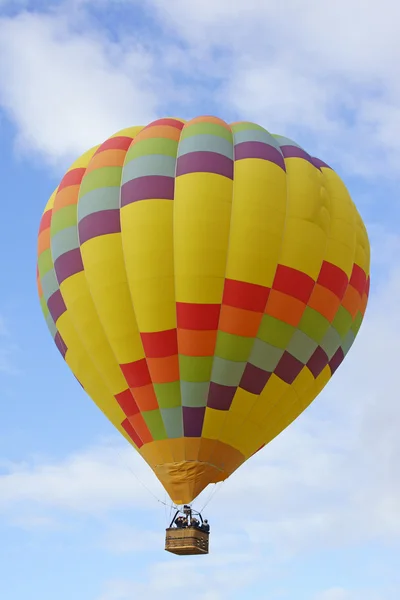 Hot air balloon floating over winery at 2016 Temecula Balloon and Wine Festival — Stock Photo, Image