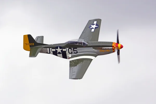 Airplane WWII P-51 Mustang flying at air show — Stock Photo, Image
