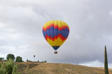 Balon lansmanında California şarap ve meyve bahçesi