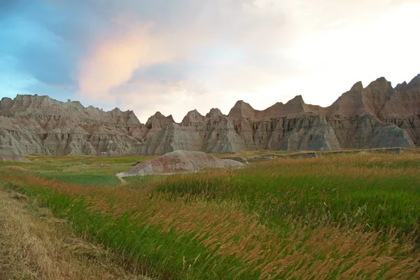 Paisaje del amanecer en pastizales en el Parque Nacional Badlands — Foto de Stock