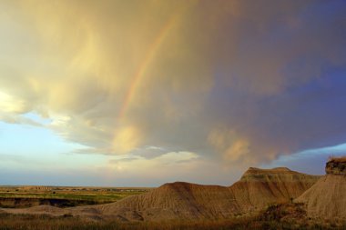 Badlands Güney Dakota gündoğumu gökkuşağı arka plan ile