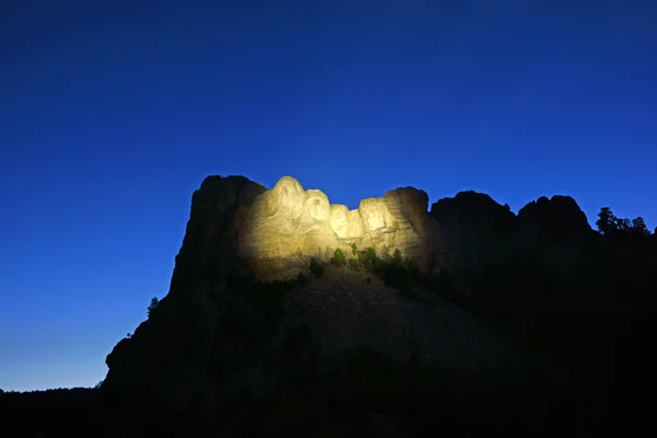 Güney Dakota'da alacakaranlıkta Rushmore Dağı Ulusal Anıtı — Stok fotoğraf