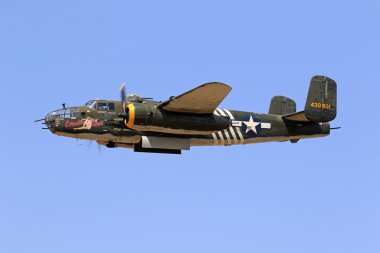 2016 Camarillo Air Show uçan uçak B-25 Mitchell vintage WWII uçak