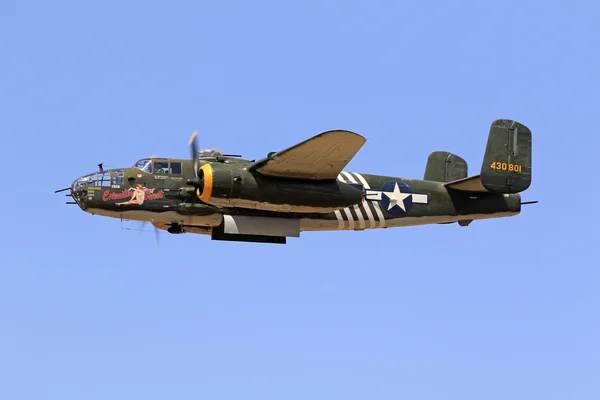 2016 Camarillo Air Show uçan uçak B-25 Mitchell vintage WWII uçak