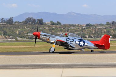 Uçak vintage WWII P-51 Mustang 
