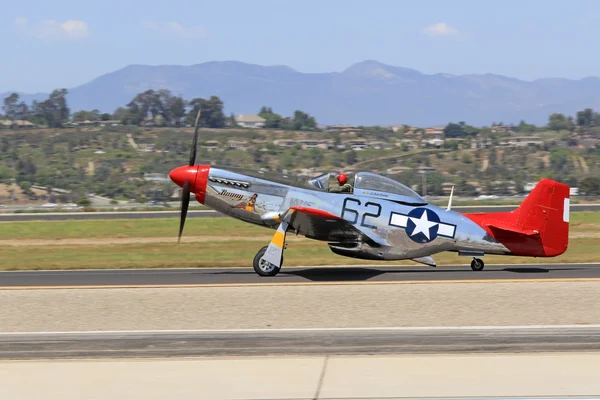 Airplane vintage WWII P-51 Mustang "red tail" performing at 2016 Camarillo Air Show — Stock Photo, Image