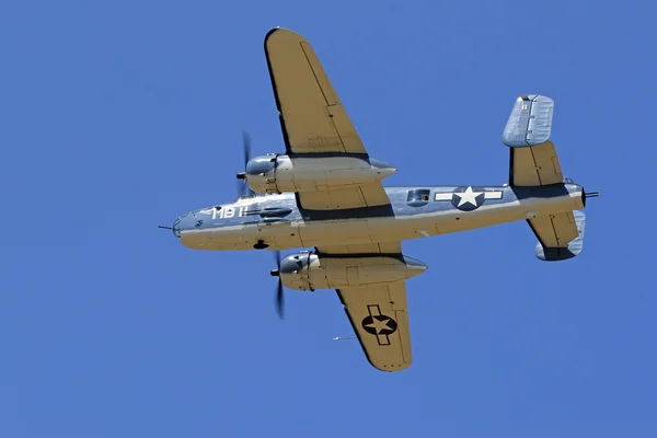 Flugzeug wwii vintage b-25 mitchell pbj flugzeug fliegen auf der camarillo air show 2016 — Stockfoto