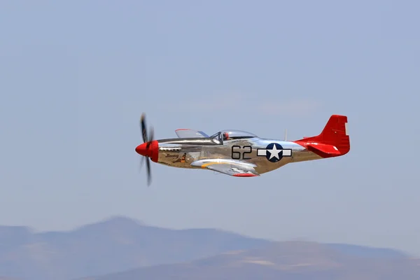 Vintage samolotów II wojny światowej P-51 Mustang "czerwony ogon" wykonywania 2016 Camarillo Air Show — Zdjęcie stockowe