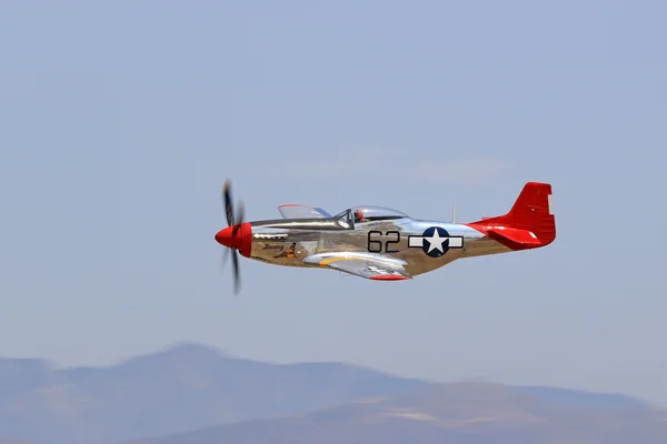 Airplane vintage WWII P-51 Mustang "red tail" performing at 2016 Camarillo Air Show — Stock Photo, Image