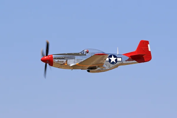 老式飞机第二次世界大战 p-51 野马战斗机"红尾巴"在 2016年卡马里奥航展表演 — 图库照片