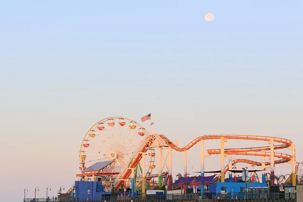 カリフォルニアの海岸沿いのビーチ桟橋遊園 — ストック写真