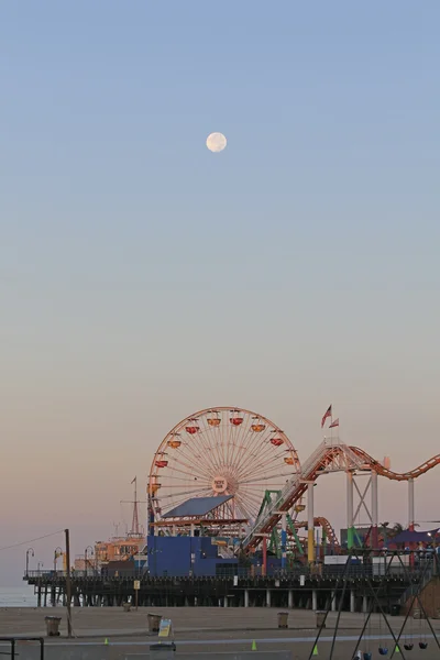 Vergnügungspark Strandpier entlang der kalifornischen Küste — Stockfoto