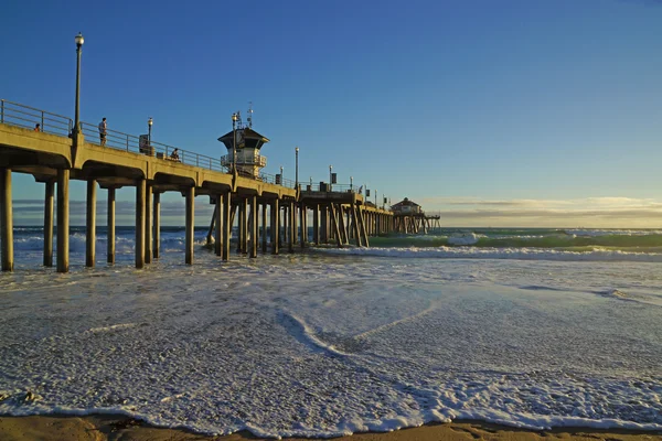 Huntington Beach Pier bij zonsondergang — Stockfoto