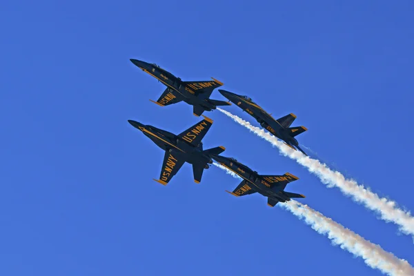 Blue Angels- US Navy Flight Demonstration Squadron volando en el Miramar Air Show 2014 —  Fotos de Stock