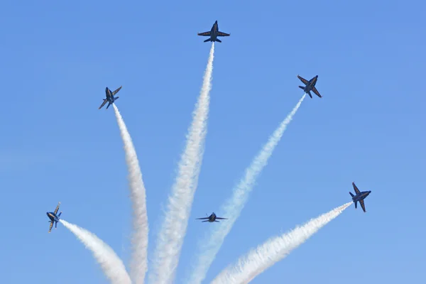 Blue Angels- Демонстрационная эскадрилья ВМС США на авиасалоне Miramar в 2014 году — стоковое фото