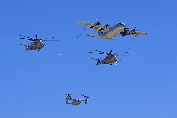 Blue Angels- Esquadrão de Demonstração de Voo da Marinha dos EUA e outras aeronaves militares dos EUA que voam no Miramar Air Show 2014 — Fotografia de Stock