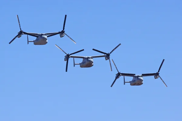 Blue Angels- US Navy Flight Demonstration Squadron e altri velivoli militari statunitensi in volo al Miramar Air Show 2014 — Foto Stock