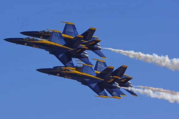 블루 천사-우리 해군 비행 논증 비행 중대 및 다른 우리 군사 항공기 2014 미 라마 에어쇼에서 비행 — 스톡 사진