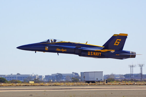 Blue Angels- Демонстрационная эскадрилья ВМС США и другие военные самолеты США, летающие на авиасалоне Miramar в 2014 году
