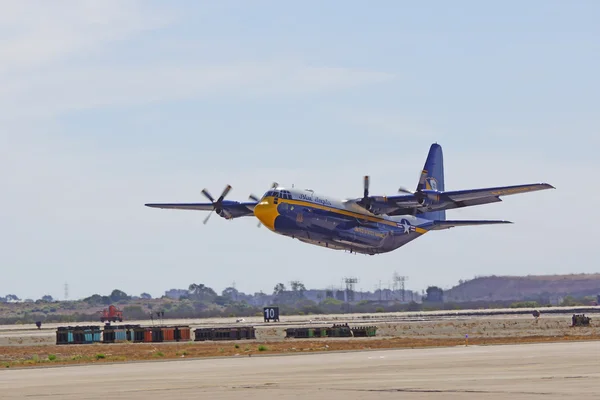 Avión que vuela en Airshow — Foto de Stock