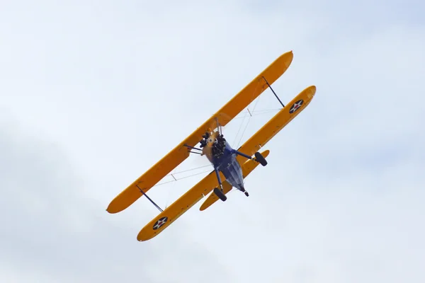 Avión Bi-avión volando en Airshow —  Fotos de Stock