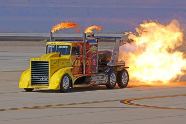 Yüksek hızlı yarış 2015 Yuma Air Show'da Jet kamyon gerçekleştirir