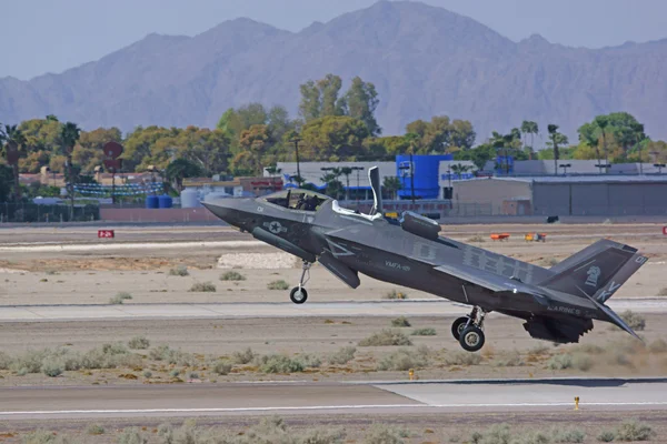 在 2015年尤马航空展飞行的 F-35 闪电隐形战斗机喷气式飞机 — 图库照片