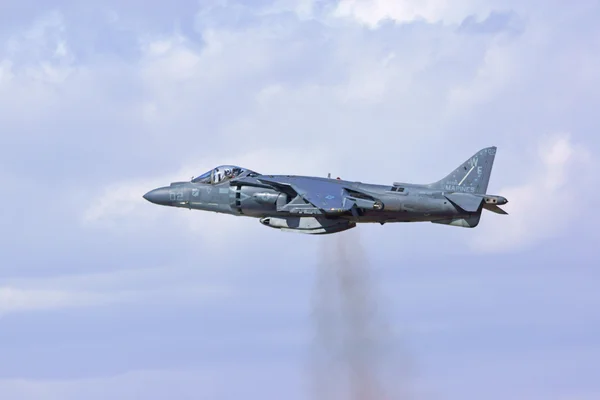 AV-8 Harrier ons militaire straaljager vliegen op 2015 Yuma Air Show — Stockfoto