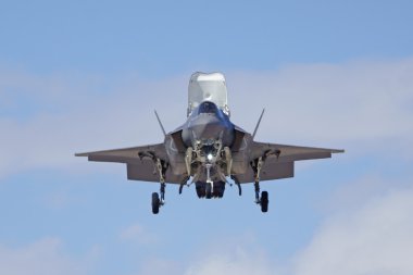 2015 Yuma Air Show sırasında uçan uçak