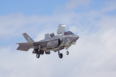 2015 Yuma Air Show sırasında uçan uçak