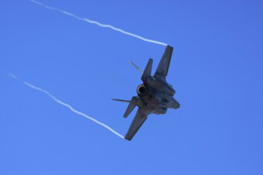 2015 Yuma Air Show sırasında uçan uçak
