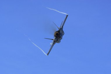 2015 Yuma Air Show sırasında uçan uçak