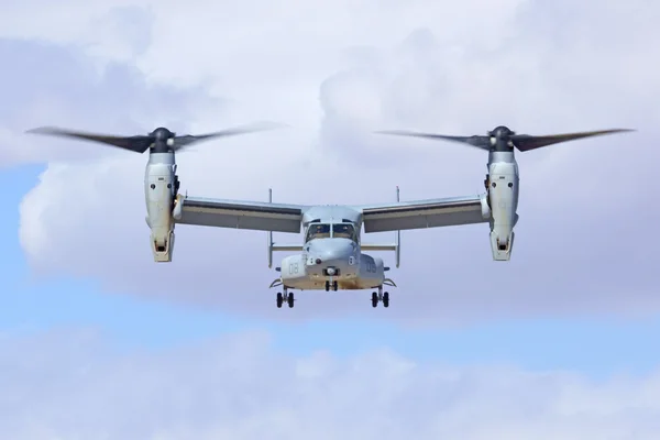 2015 Yuma Air Show sırasında uçan uçak