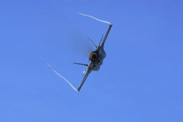 Avion volant pendant le Salon de l'aéronautique de Yuma 2015 — Photo