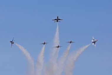 Uçaklar ve İkinci Dünya Savaşı uçakları ve Thunderbirds bize hava kuvvet filosu 2015 Los Angeles hava Fuarı'nda da dahil olmak üzere askeri Jet uçak