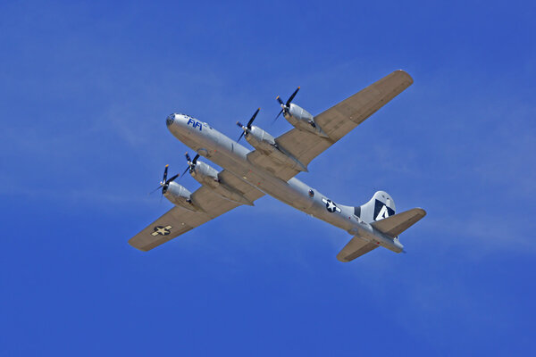 Самолеты и военные реактивные самолеты, включая самолеты Второй мировой войны и эскадрилью ВВС США Thunderbirds на авиасалоне в Лос-Анджелесе в 2015 году
