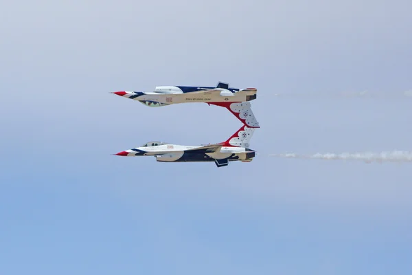 Samoloty i wojskowych samolotów odrzutowych samolotów II wojny światowej i Thunderbirds nas Air Force eskadry w 2015 r. Los Angeles Air Show — Zdjęcie stockowe